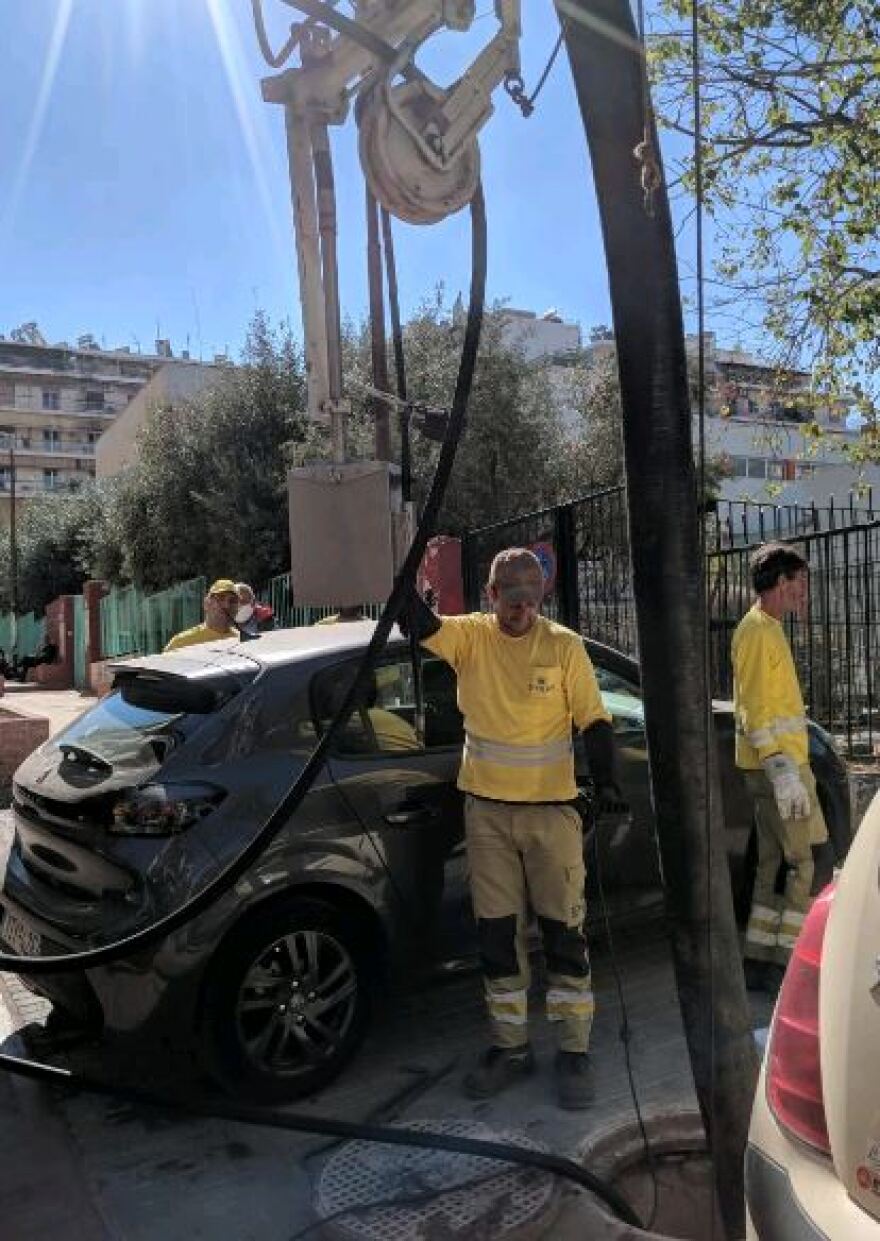 Λύματα σε δημοτικό σχολείο στο Ζωγράφου: Επιχείρηση της ΕΥΔΑΠ για την απόφραξη αγωγού 