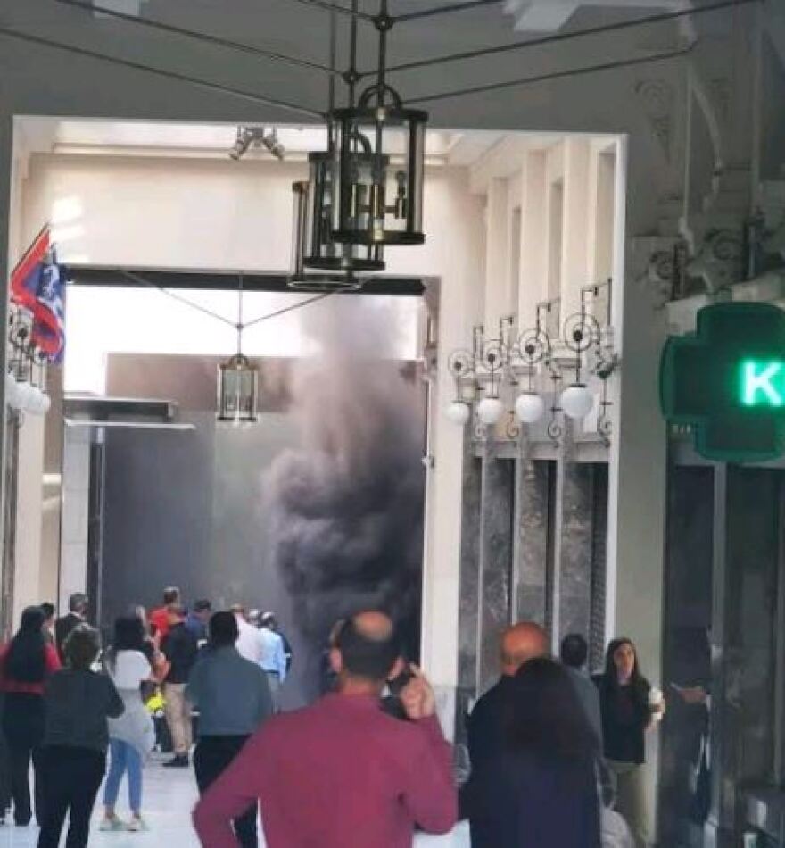 Υπό μερικό έλεγχο η φωτιά σε τράπεζα στο κέντρο της Αθήνας