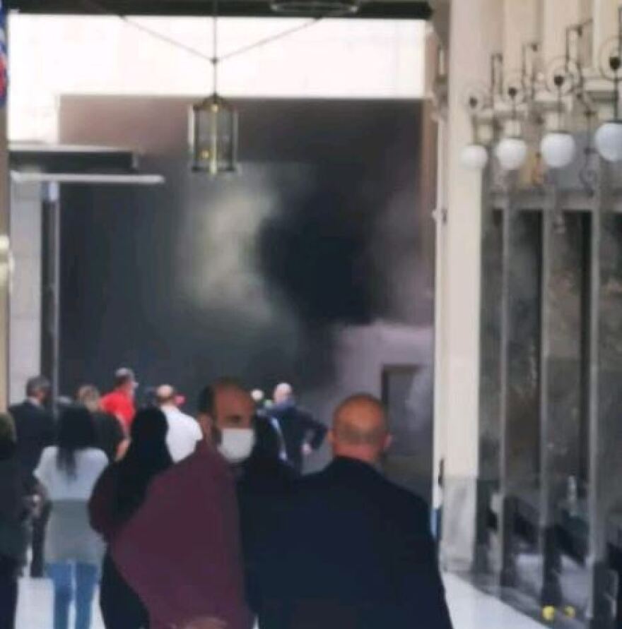 Υπό μερικό έλεγχο η φωτιά σε τράπεζα στο κέντρο της Αθήνας