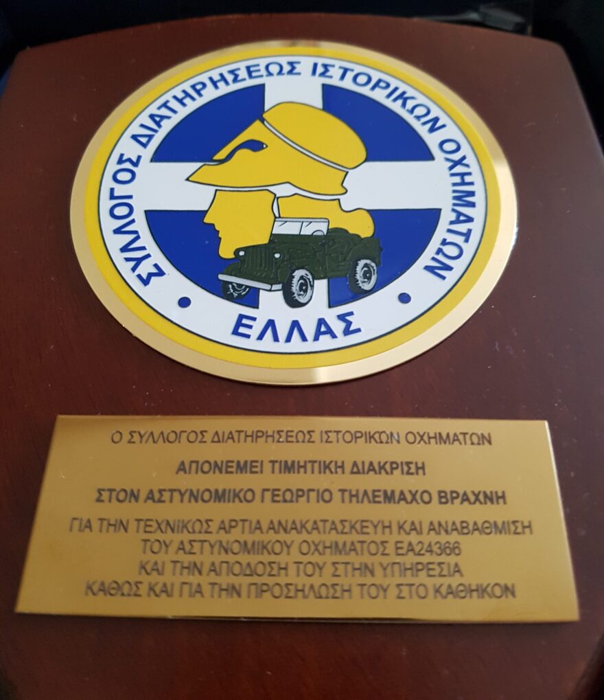 Σε διαθεσιμότητα ο YouTuber αντιεμβολιαστής αστυνομικός: Η μάχη με το έγκλημα, ο χορός και οι... sci-fi νουβέλες