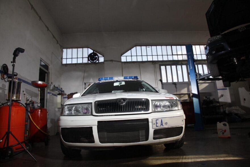 Σε διαθεσιμότητα ο YouTuber αντιεμβολιαστής αστυνομικός: Η μάχη με το έγκλημα, ο χορός και οι... sci-fi νουβέλες