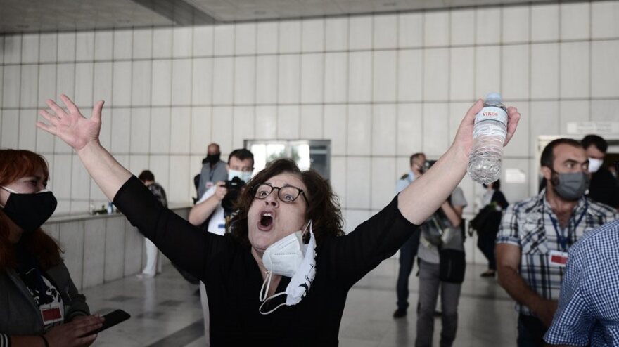 Μαθήματα δημοκρατίας από τις «Άγριες Μέλισσες», μαθήματα τηλεόρασης από τη μυθοπλασία