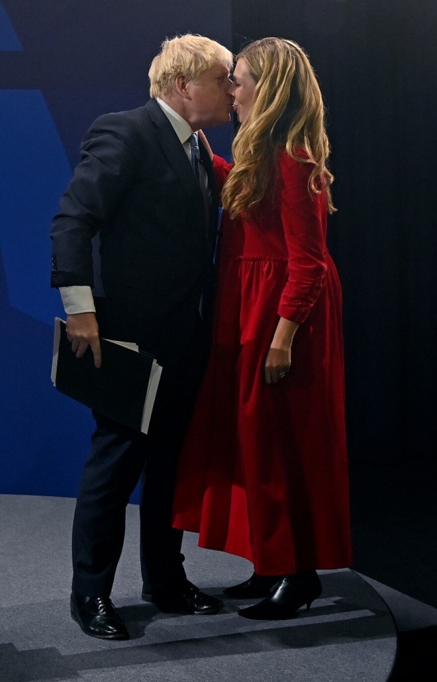 Βρετανία: Το... καυτό φιλί του Μπόρις Τζόνσον στην Κάρι Σίμοντς