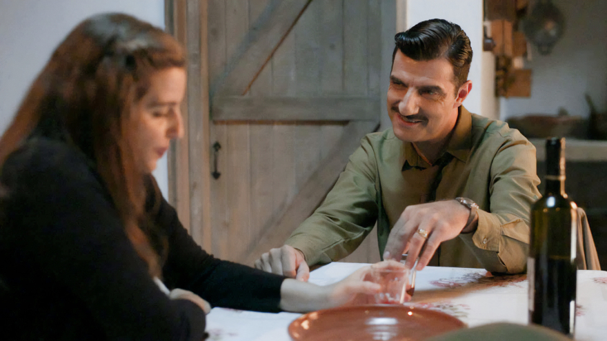 Άγριες Μέλισσες:  Η Ελένη κάνει τα πάντα για να φέρει πίσω τον Λάμπρο, όμως την περιμένει μια πολύ δυσάρεστη εξέλιξη