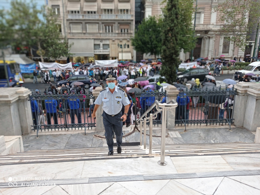 Συγκέντρωση ανεμβολίαστων υγειονομικών έξω από το ΣτΕ