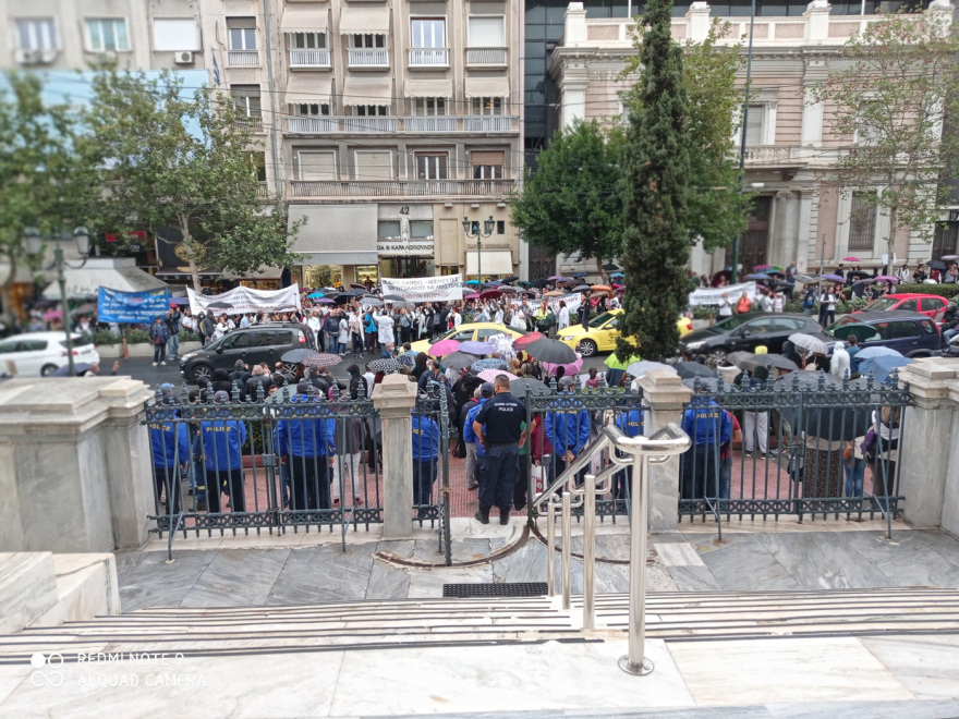 Συγκέντρωση ανεμβολίαστων υγειονομικών έξω από το ΣτΕ