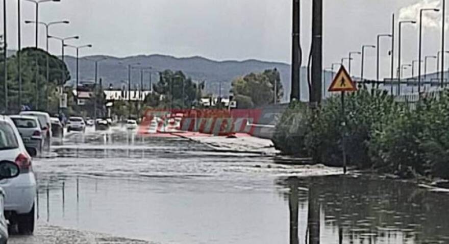 Η «Αθηνά» χτύπησε και την Πάτρα: «Λίμνες» οι δρόμοι στην παραλιακή και στο Ρίο