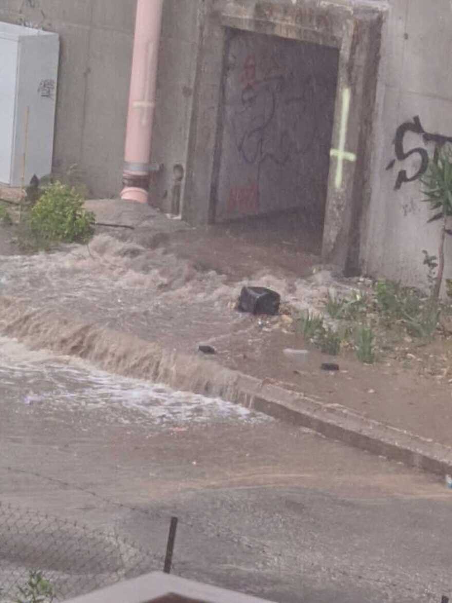 Η «Αθηνά» χτύπησε και την Πάτρα: «Λίμνες» οι δρόμοι στην παραλιακή και στο Ρίο