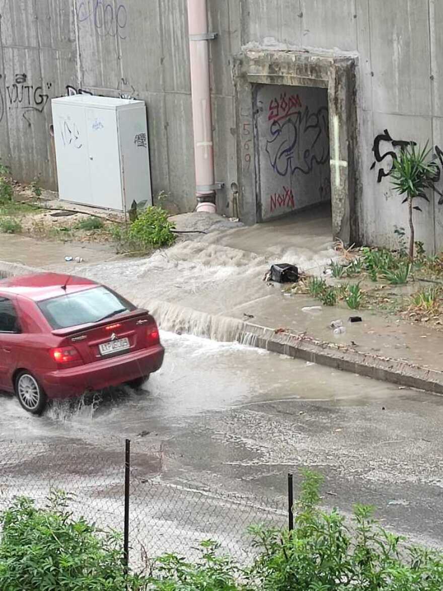 Η «Αθηνά» χτύπησε και την Πάτρα: «Λίμνες» οι δρόμοι στην παραλιακή και στο Ρίο