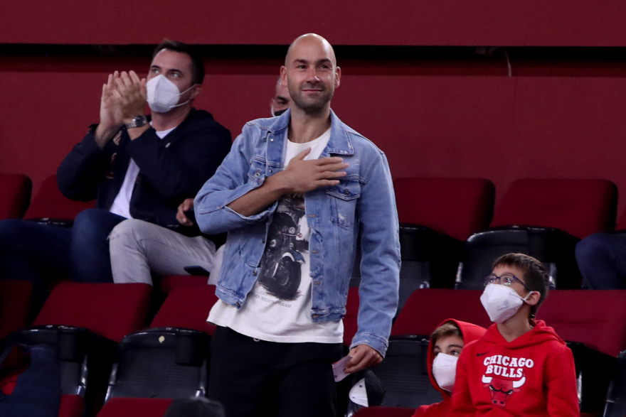 Αποθεώθηκε στο ΣΕΦ ο Σπανούλης: «Ρε Βασίλη, δεν αντέχω, στην κερκίδα να σε βλέπω»