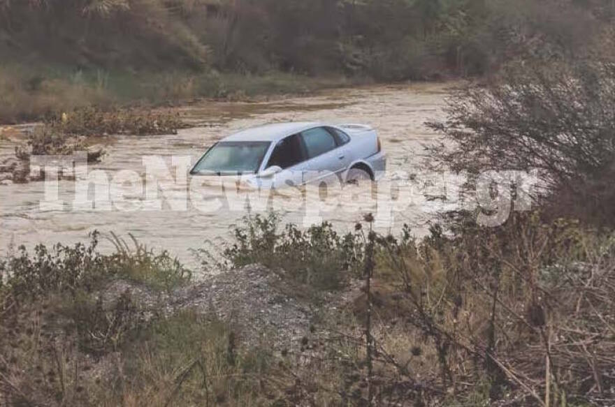 Όχημα παρασύρθηκε από ορμητικά νερά στον Βόλο - Δείτε βίντεο και φωτογραφίες