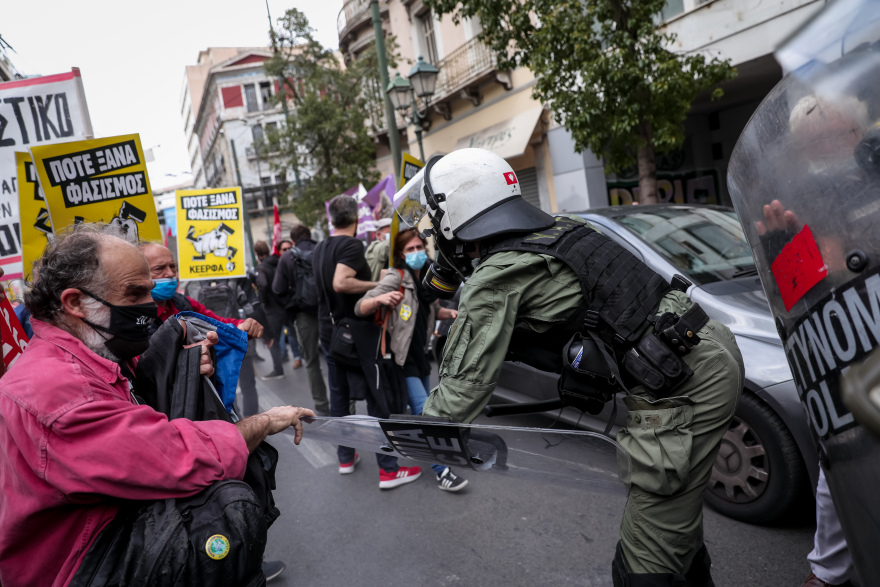 Ένταση και χημικά στο αντιφασιστικό συλλαλητήριο στην Ομόνοια