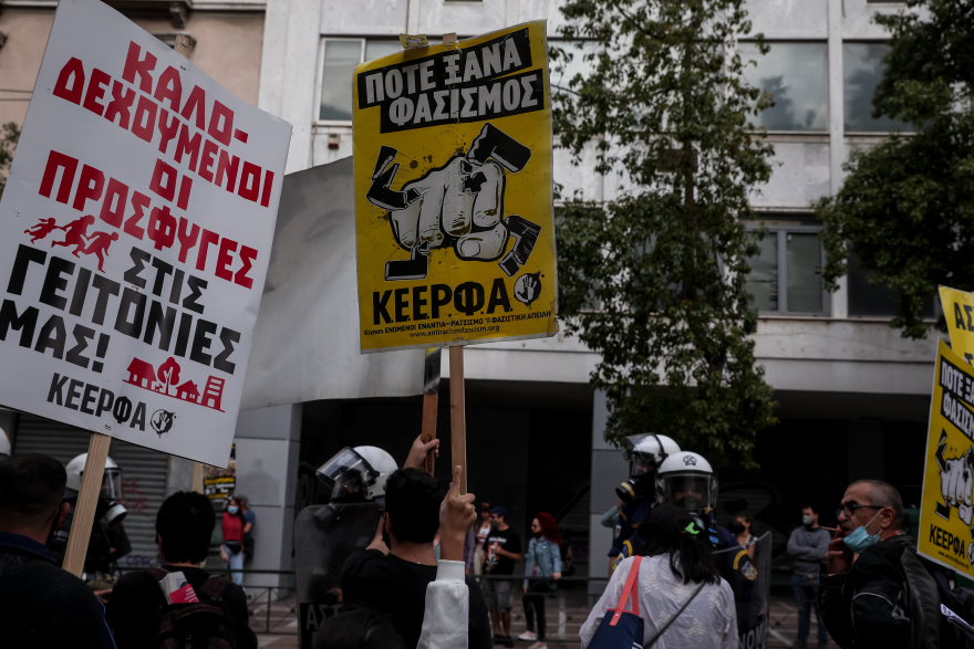 Ένταση και χημικά στο αντιφασιστικό συλλαλητήριο στην Ομόνοια