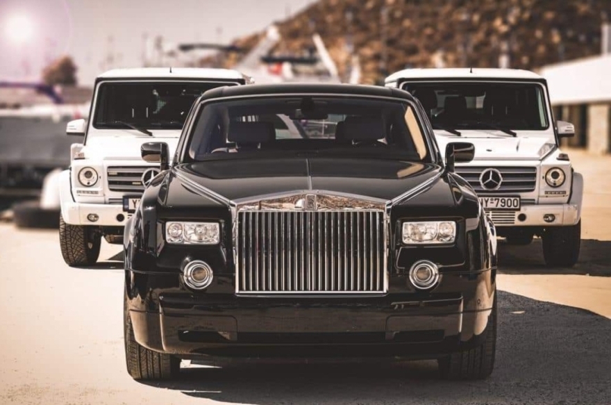 Rolls Royce  των 600.000 ευρώ μεταφέρει VIP στους κακοτράχαλους δρόμους της Μυκόνου 