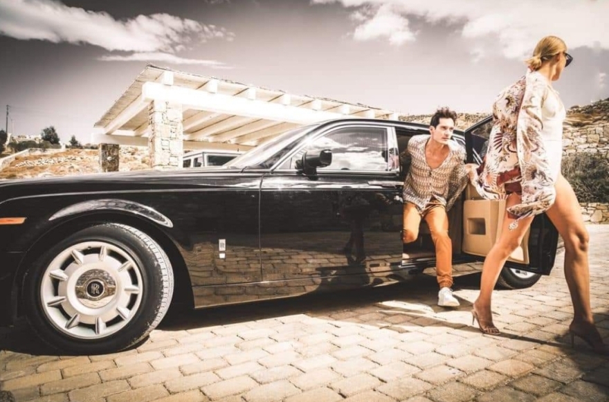 Rolls Royce  των 600.000 ευρώ μεταφέρει VIP στους κακοτράχαλους δρόμους της Μυκόνου 