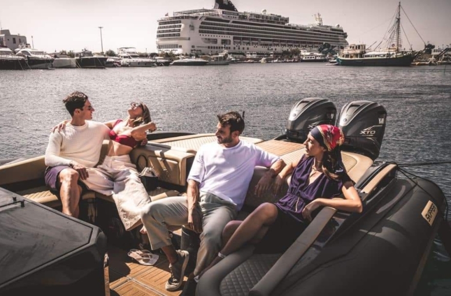 Rolls Royce  των 600.000 ευρώ μεταφέρει VIP στους κακοτράχαλους δρόμους της Μυκόνου 