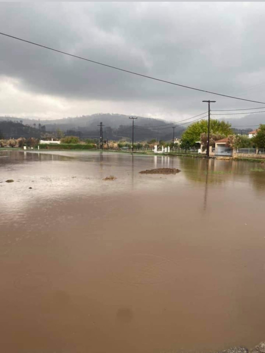 Κακοκαιρία «Αθηνά»: Σάρωσε τη Βόρεια Εύβοια - Πλημμύρισε η παραλία, δρόμοι κόπηκαν στη μέση - Φωτογραφίες