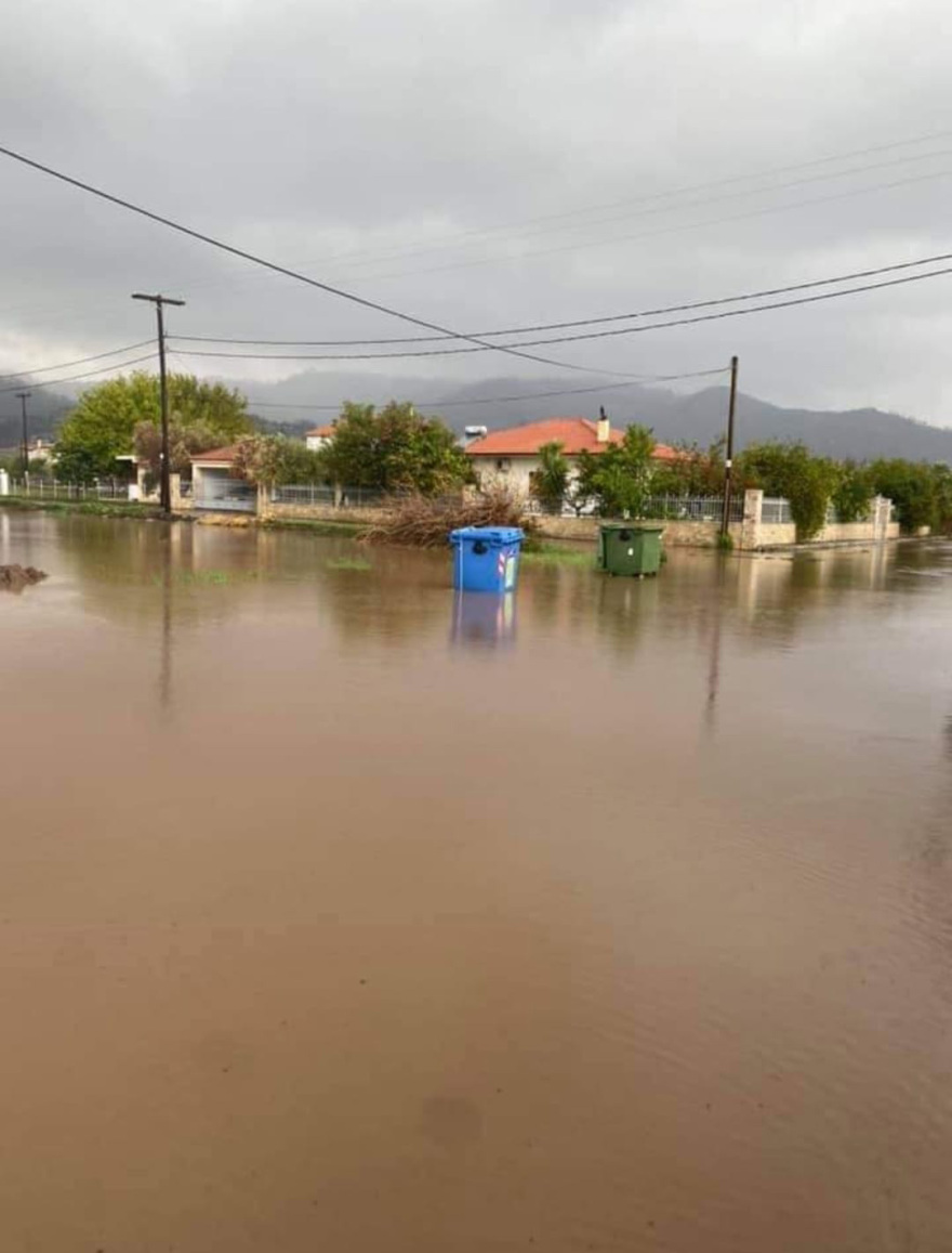 Κακοκαιρία «Αθηνά»: Σάρωσε τη Βόρεια Εύβοια - Πλημμύρισε η παραλία, δρόμοι κόπηκαν στη μέση - Φωτογραφίες