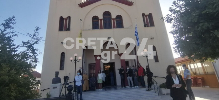 Μίκης Θεοδωράκης: Πλήθος κόσμου στο μνημόσυνο του αείμνηστου μουσικοσυνθέτη στην Κρήτη (Φωτογραφίες)