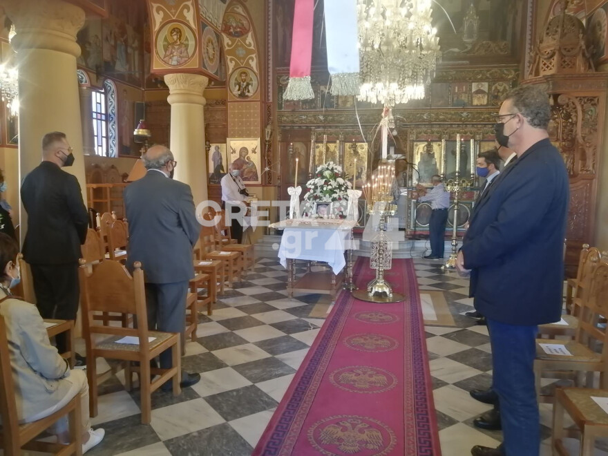 Μίκης Θεοδωράκης: Πλήθος κόσμου στο μνημόσυνο του αείμνηστου μουσικοσυνθέτη στην Κρήτη (Φωτογραφίες)