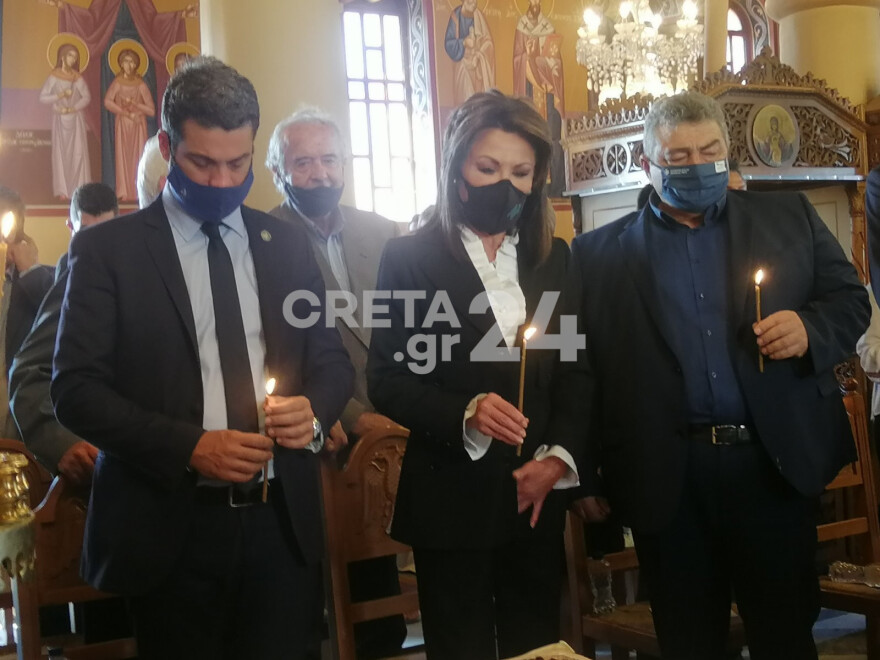 Μίκης Θεοδωράκης: Πλήθος κόσμου στο μνημόσυνο του αείμνηστου μουσικοσυνθέτη στην Κρήτη (Φωτογραφίες)