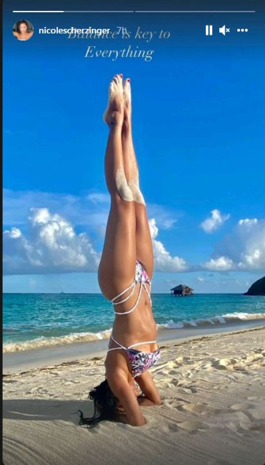 Νικόλ Σέρζινγκερ: «Ακροβατικές επιδείξεις» πάνω στο κύμα - Δείτε φωτογραφίες