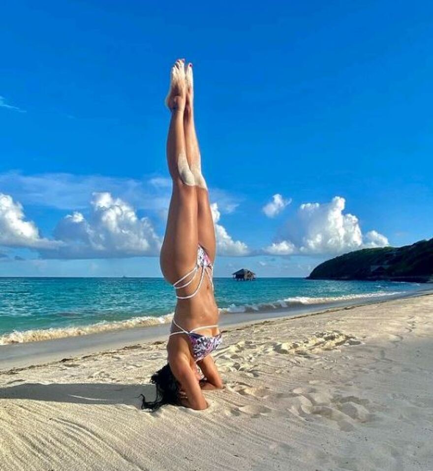 Νικόλ Σέρζινγκερ: «Ακροβατικές επιδείξεις» πάνω στο κύμα - Δείτε φωτογραφίες