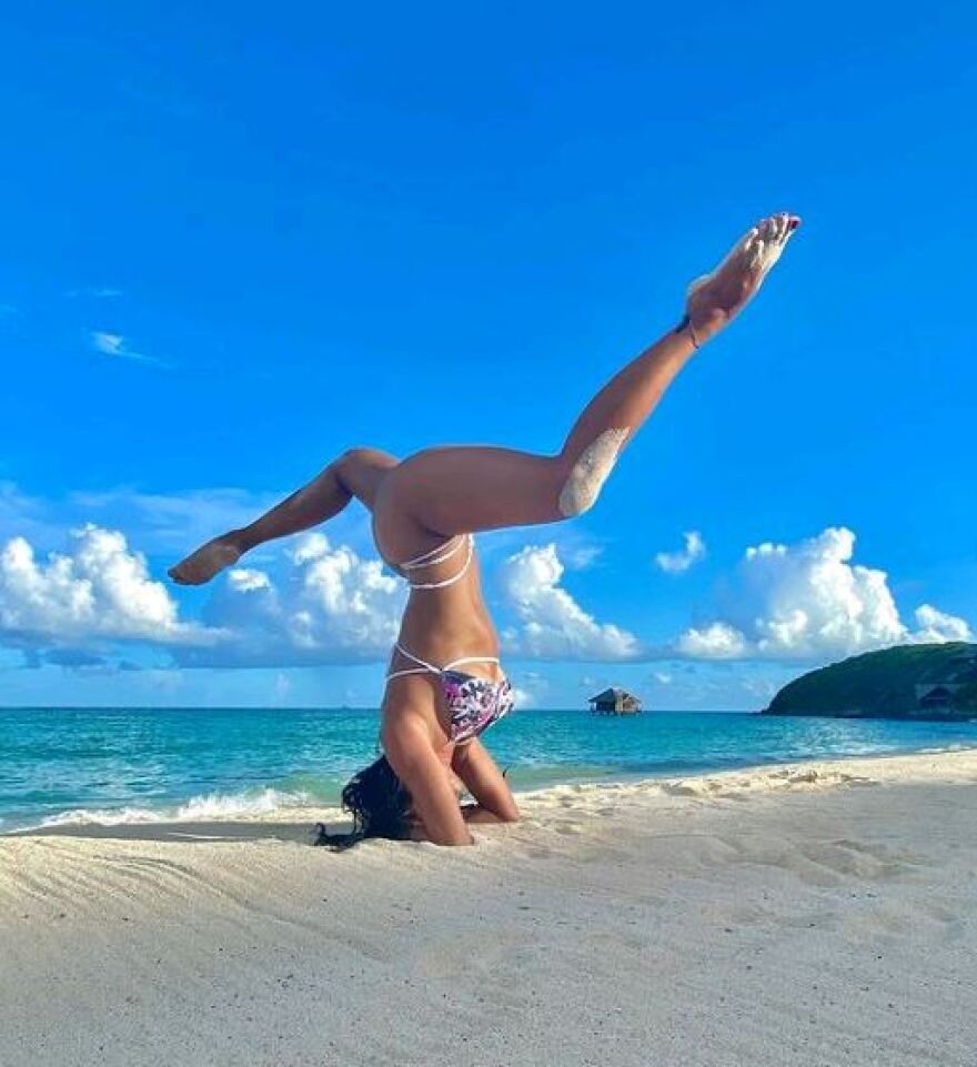 Νικόλ Σέρζινγκερ: «Ακροβατικές επιδείξεις» πάνω στο κύμα - Δείτε φωτογραφίες