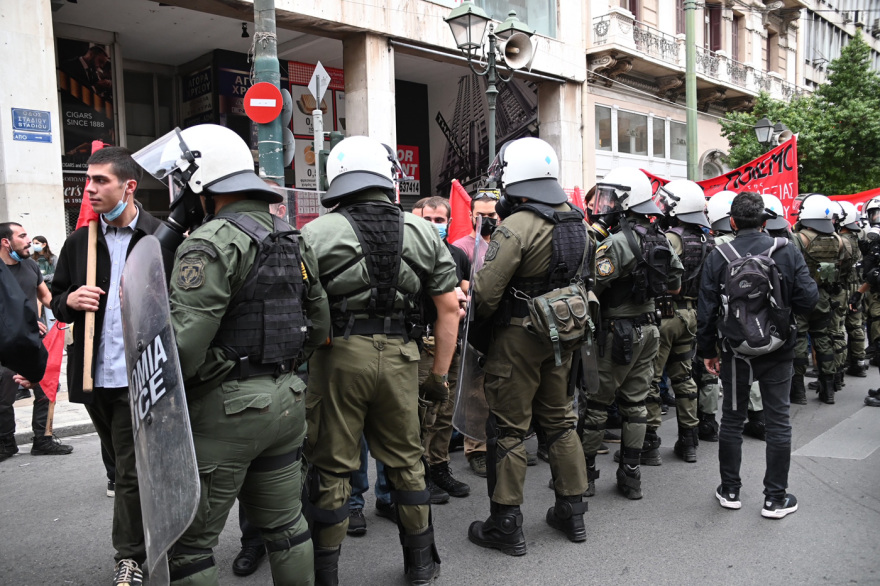 Ένταση και χημικά στο αντιφασιστικό συλλαλητήριο στην Ομόνοια