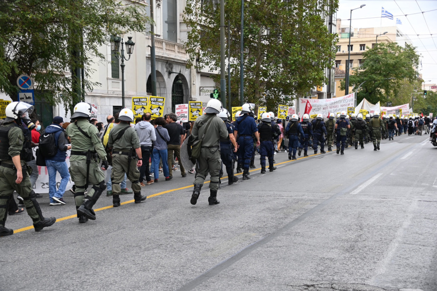 Ένταση και χημικά στο αντιφασιστικό συλλαλητήριο στην Ομόνοια