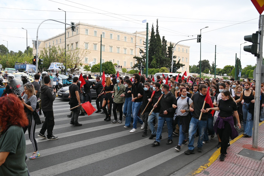 Ένταση και χημικά στο αντιφασιστικό συλλαλητήριο στην Ομόνοια