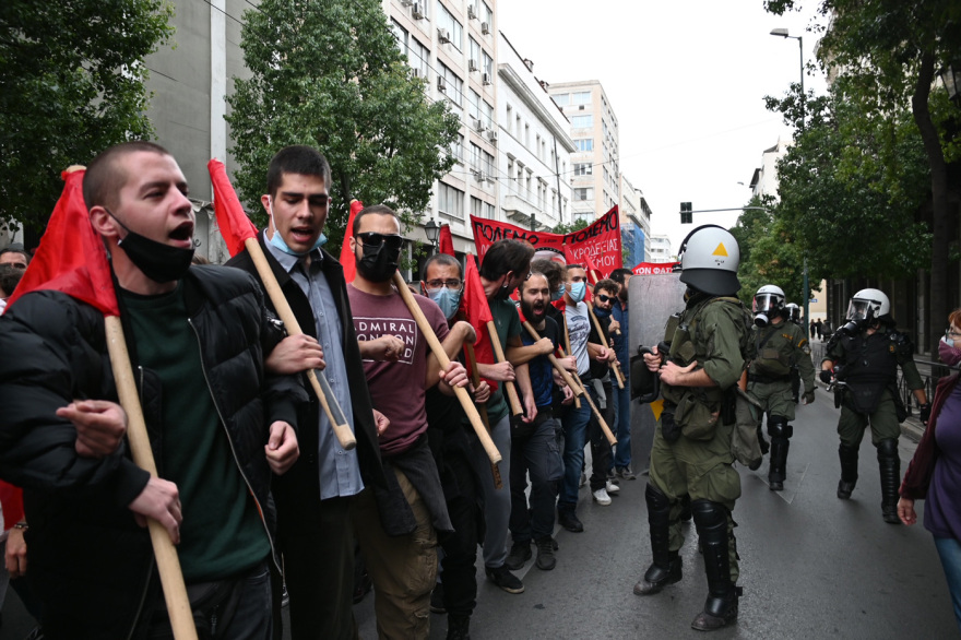 Ένταση και χημικά στο αντιφασιστικό συλλαλητήριο στην Ομόνοια