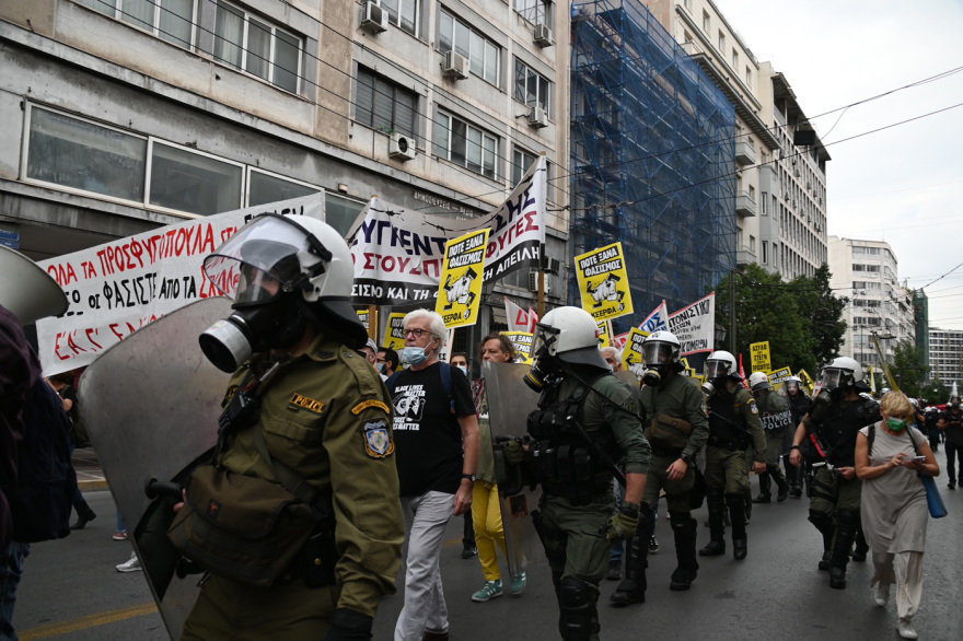 Ένταση και χημικά στο αντιφασιστικό συλλαλητήριο στην Ομόνοια