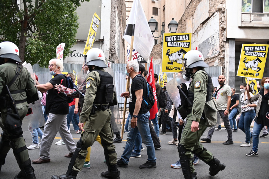 Ένταση και χημικά στο αντιφασιστικό συλλαλητήριο στην Ομόνοια
