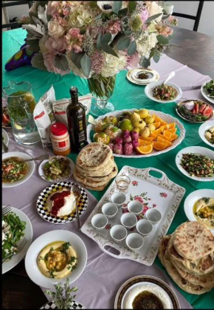 Μπέλα Χαντίντ: Με ξέφρενο χορό, Παλαιστινιακά φαγητά και την... Ντούα Λίπα γιόρτασε τα γενέθλιά της