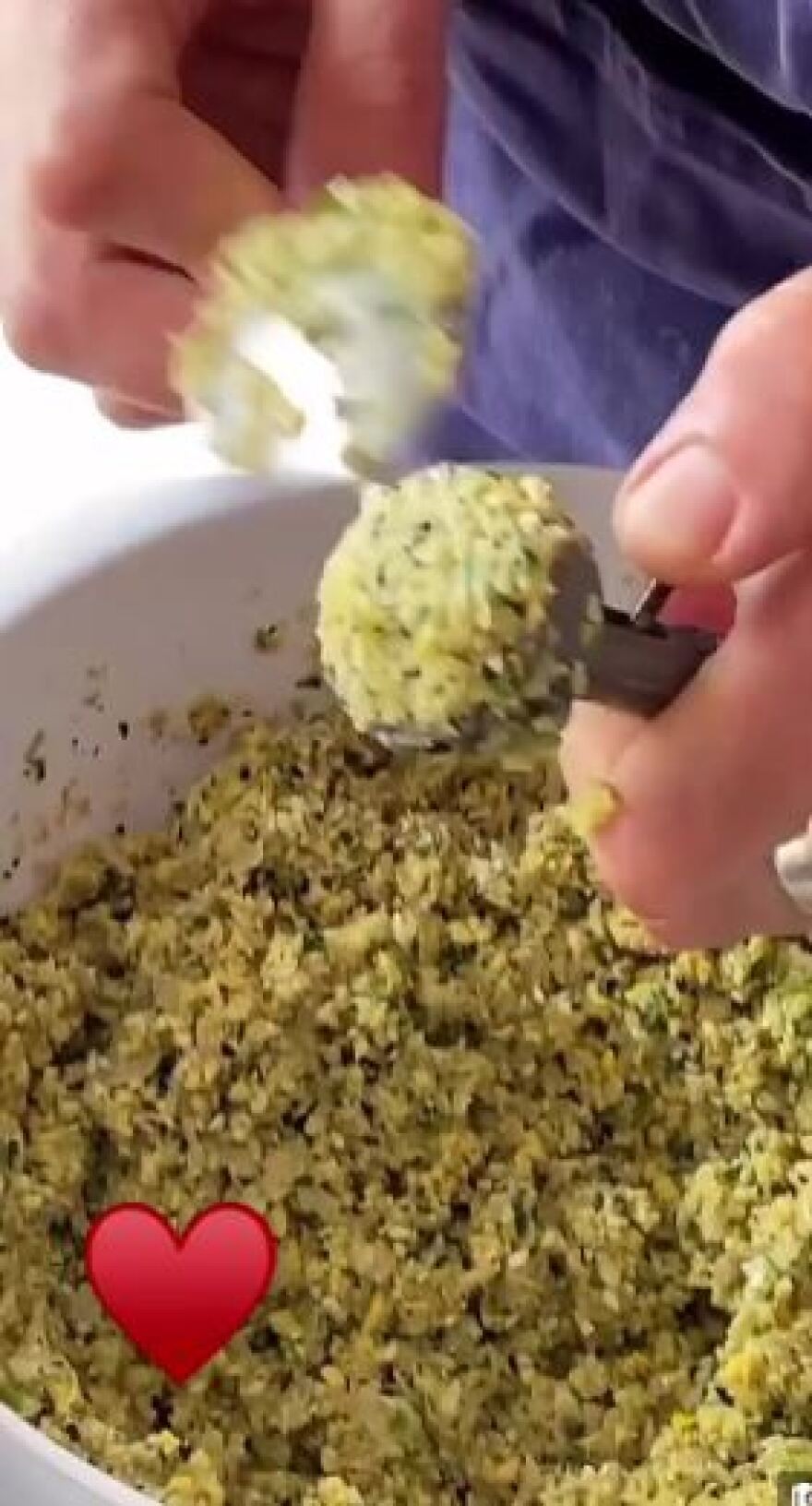 Μπέλα Χαντίντ: Με ξέφρενο χορό, Παλαιστινιακά φαγητά και την... Ντούα Λίπα γιόρτασε τα γενέθλιά της