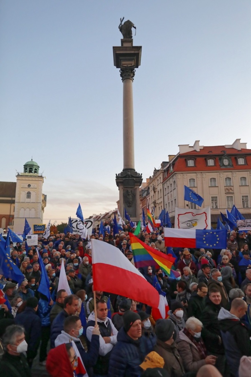 Δεκάδες χιλιάδες Πολωνοί διαδήλωσαν υπέρ της Ευρωπαϊκής Ένωσης