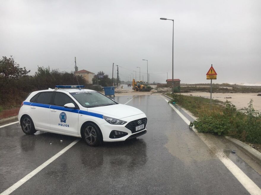 Η κακοκαιρία Αθηνά «σάρωσε» Εύβοια και Λάρισα - Πλημμύρες, κατολισθήσεις και αποκλεισμένοι δρόμοι