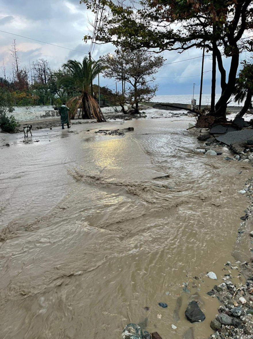 Κακοκαιρία «Αθηνά» - Εφιάλτης στη Βόρεια Εύβοια: Πλημμυρισμένα σπίτια, ισοπεδωμένοι δρόμοι, μεγάλες καταστροφές