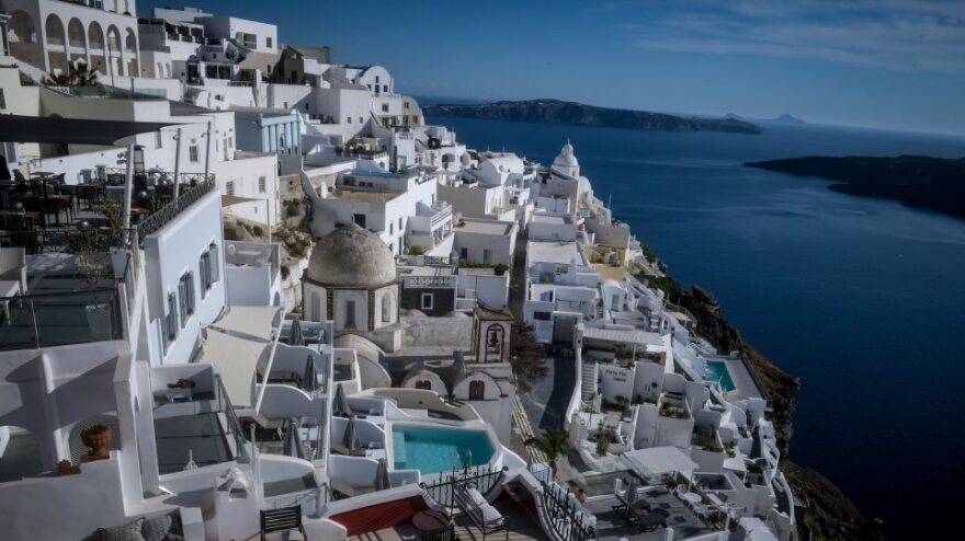 Τουρισμός: Σχέδιο για βαθύ «λίφτινγκ» σε Μύκονο και Σαντορίνη - Στα όριά τους οι υποδομές στα δύο νησιά