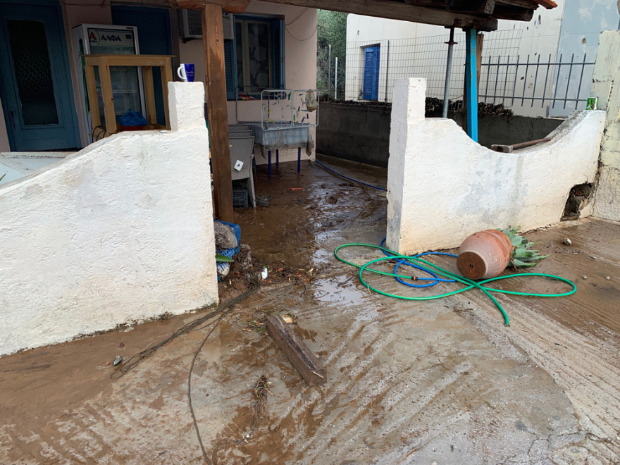 Η κακοκαιρία Αθηνά «σάρωσε» Εύβοια και Λάρισα - Πλημμύρες, κατολισθήσεις και αποκλεισμένοι δρόμοι