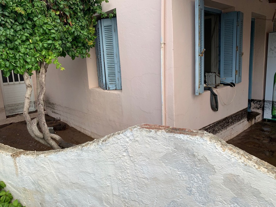 Η κακοκαιρία Αθηνά «σάρωσε» Εύβοια και Λάρισα - Πλημμύρες, κατολισθήσεις και αποκλεισμένοι δρόμοι