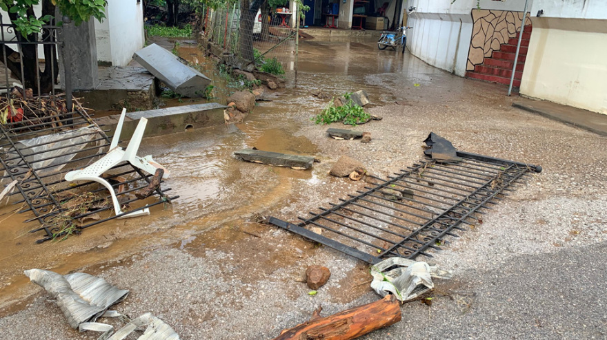 Η κακοκαιρία Αθηνά «σάρωσε» Εύβοια και Λάρισα - Πλημμύρες, κατολισθήσεις και αποκλεισμένοι δρόμοι