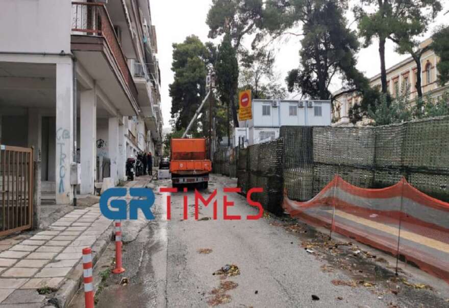 Κακοκαιρία «Αθηνά» - Θεσσαλονίκη: Πτώσεις δέντρων και προβλήματα στην ηλεκτροδότηση