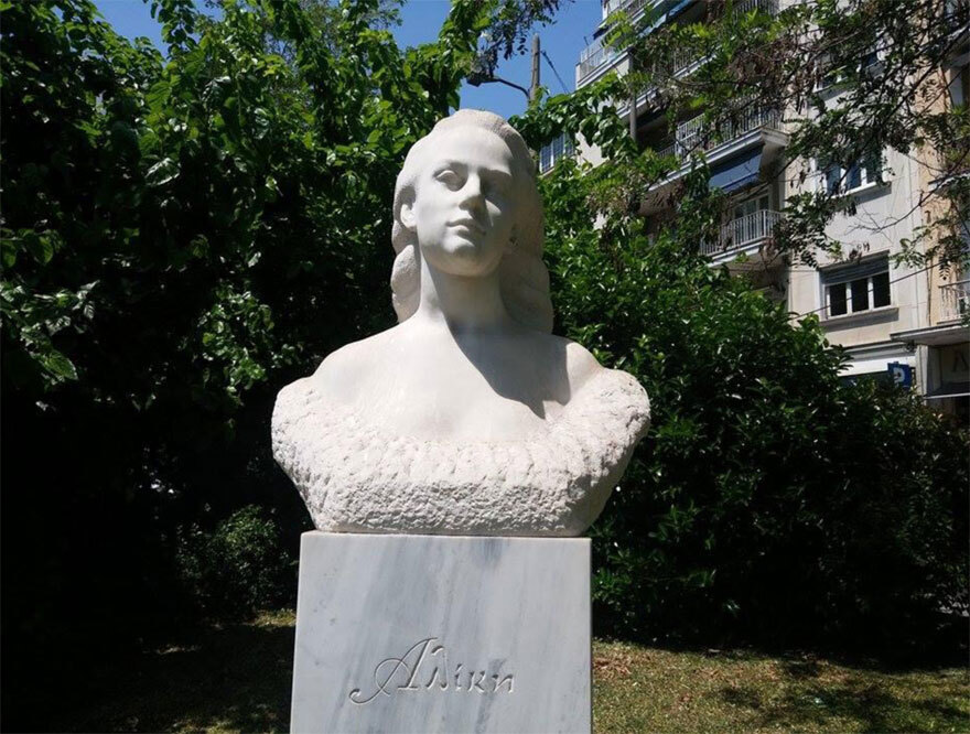 Έργα τέχνης και αντιδράσεις: Από την αγνώριστη Αλίκη, στη χρυσή Κάλλας 