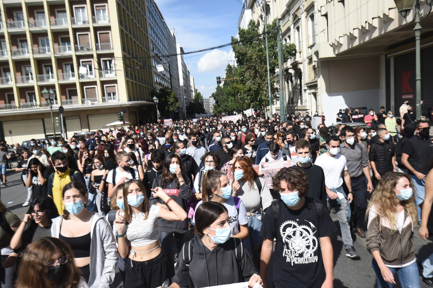 Συγκέντρωση διαμαρτυρίας εκπαιδευτικών και μαθητών στο κέντρο της Αθήνας - Ανοίγουν σταδιακά οι δρόμοι