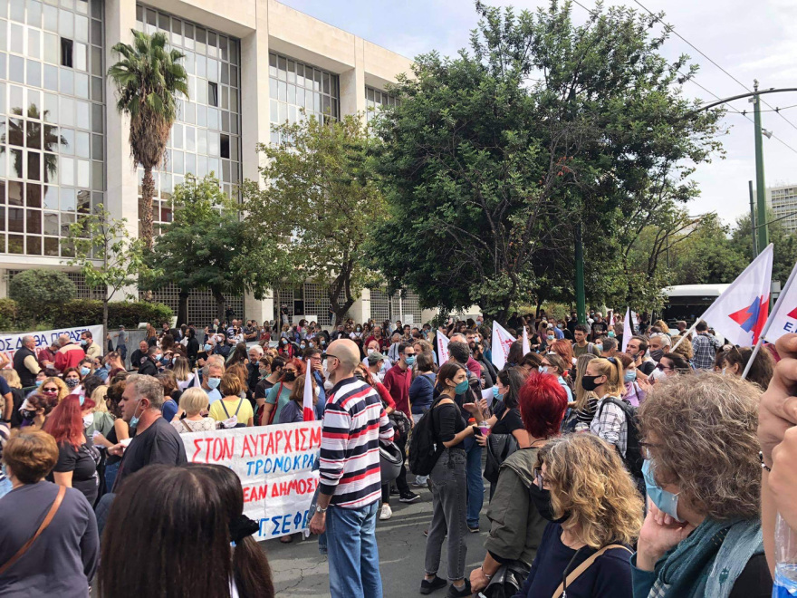 Συγκέντρωση διαμαρτυρίας εκπαιδευτικών και μαθητών στο κέντρο της Αθήνας - Ανοίγουν σταδιακά οι δρόμοι