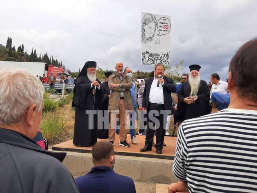 Αίγιο: Και ο πρώην Μητροπολίτης Αμβρόσιος στο κλείσιμο της Εθνικής Οδού - Ανέβηκε σε εξέδρα