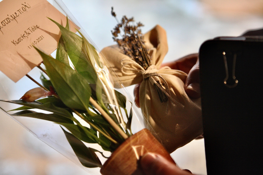 Τόνια Σωτηροπούλου - Κωστής Μαραβέγιας: Ο γάμος τους στην Ύδρα - Οι μπομπονιέρες και η τούρτα-κέρασμα στους φωτογράφους