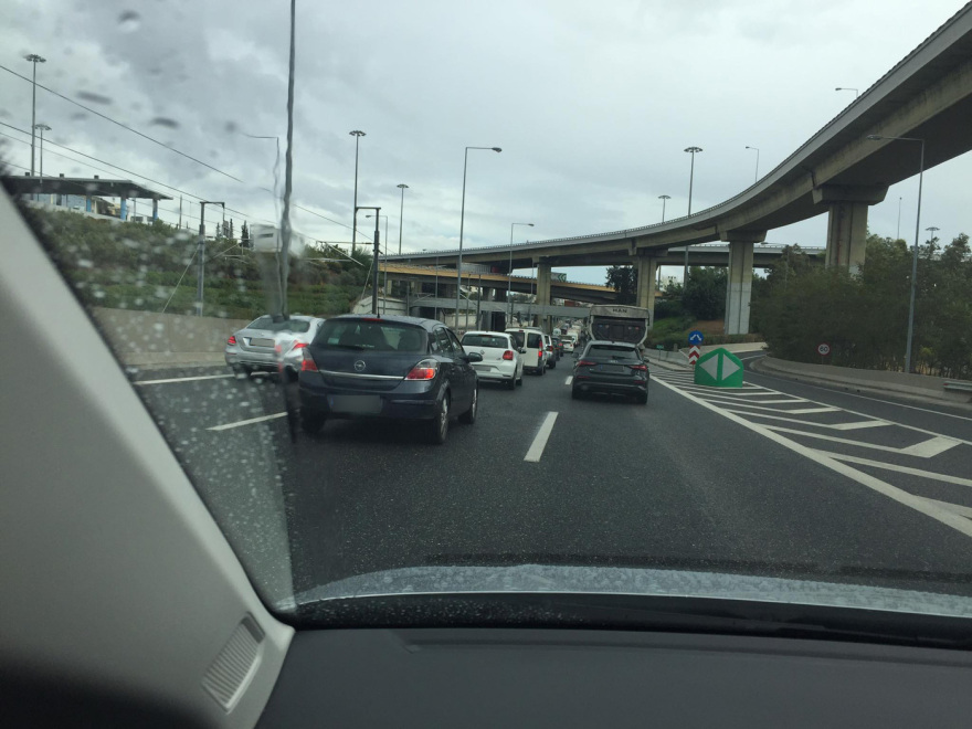 Μποτιλιάρισμα στην Αττική Οδό έπειτα από ατύχημα - Δείτε φωτογραφίες